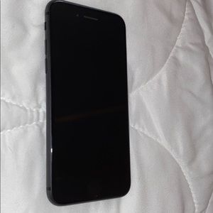 iPhone 8 used for 2 months. Usado por 2 meses.